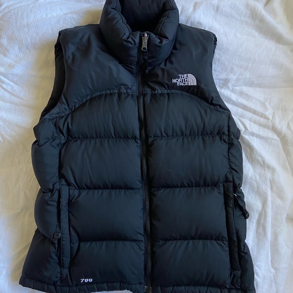 SOLD The North Face Women’s Black Puffer Vest 700 - Picture 2 of 10